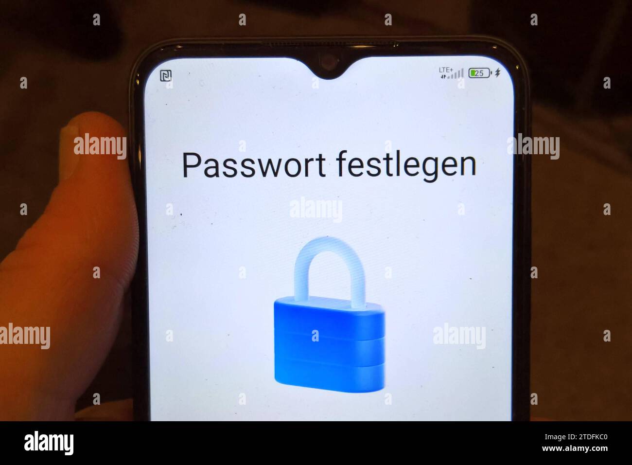 Smartphone, Mobiltelefon. Kennwort festgelegt. Ein Passwort, Abkürzung PW, ist eine Zeichenfolge, die zur Zugänge- oder Zugriffskontrolle eingesetzt wird *** Smartphone, Handy Set password Ein Passwort, abgekürzt PW, ist eine Zeichenkette, die für die Zugriffs- oder Zugriffskontrolle verwendet wird Stockfoto