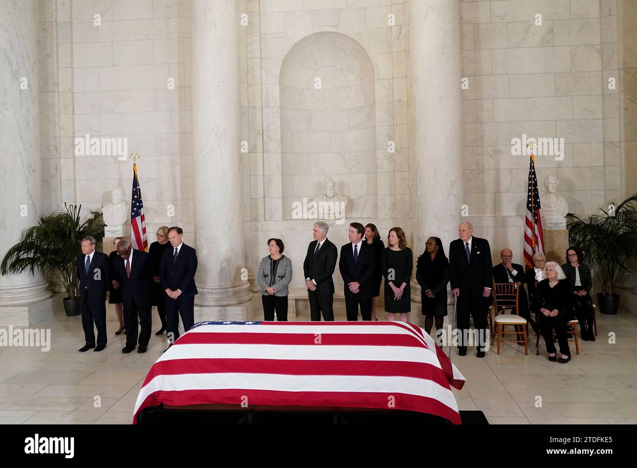 Von links: Chief Justice of the United States John Roberts, Justice Clarence Thomas, Justice Samuel Alito, Justice Sonia Sotomayor Justice Elena Kagan, Justice Neil Gorsuch, Justice Brett Kavanaugh, Justice Amy Coney Barrett, Justice Ketanji Brown Jackson und pensionierter Richter Anthony Kennedy, der mit Fahnen überzogene Sarg des pensionierten Richters des Obersten Gerichtshofs Sandra Day O'Connor trifft am Montag, den 18. Dezember 2023, am Obersten Gerichtshof in Washington DC ein. O’Connor, die erste Frau, die am höchsten Gericht des Landes diente, starb am 1. Dezember im Alter von 93 Jahren. Poolfoto von Jacquelyn Martin/UPI Stockfoto