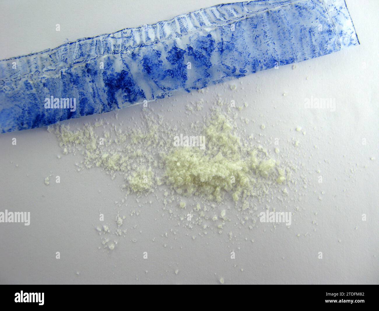 Ungeschnittene Probe von MDMA-Kristallen – MOLLY Stockfoto