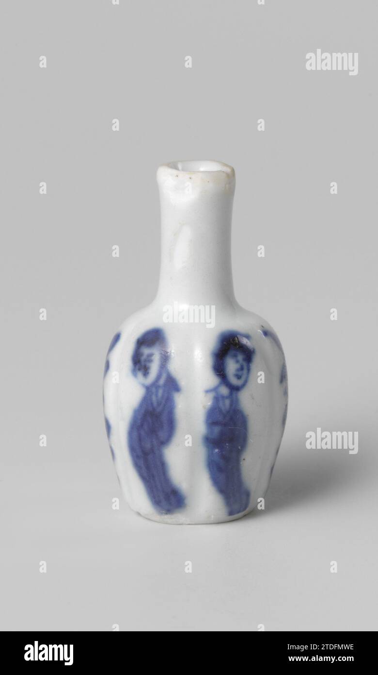 Miniatur-Flaschenvase mit blühenden Pflanzen und Frauen, anonym, ca. 1675 - ca. 1724 Miniatur-Aschesle, flaschenförmige Vase aus Porzellan, in Unterlaze blau lackiert. Fließende Pflanzen und Frau an der Wand (lange Lippen) an der Wand. Blau Weiß. Porzellan. Glasur. Kobalt-(Mineral-)Gemälde Miniatur-Aschesle, flaschenförmige Vase aus Porzellan, in Unterlazblau bemalt. Fließende Pflanzen und Frau an der Wand (lange Lippen) an der Wand. Blau Weiß. Porzellan. Glasur. Kobalt-(Mineral-)Malerei Stockfoto