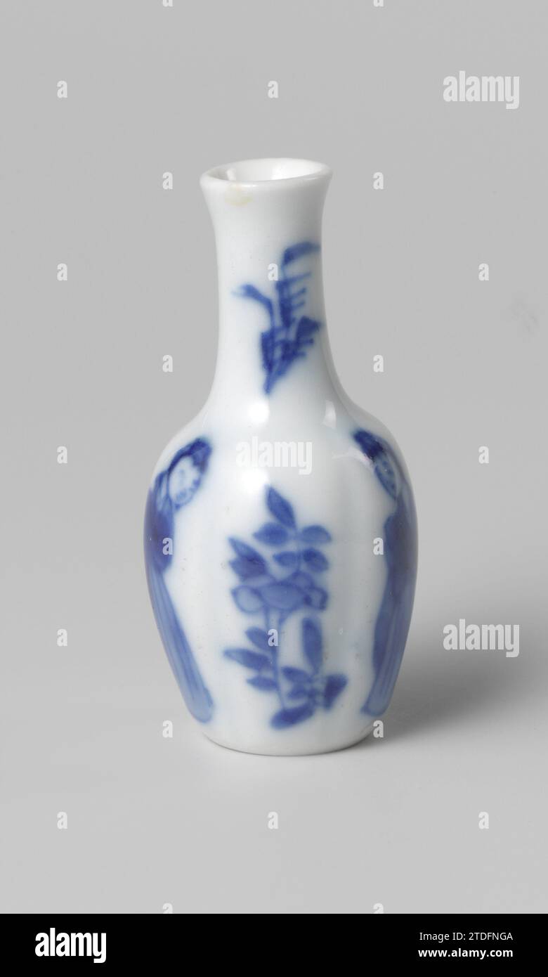 Miniatur-Flaschenvase mit blühenden Pflanzen und Frauen, anonym, ca. 1675 - ca. 1724 Miniatur-Aschesle, flaschenförmige Vase aus Porzellan, in Unterlaze blau lackiert. Abwechselnd eine blühende Pflanze und eine Frau (Long Lijs) an der Wand. Blau Weiß. Porzellan. Glasur. Kobalt-(Mineral-)Gemälde Miniatur-Aschesle, flaschenförmige Vase aus Porzellan, in Unterlazblau bemalt. Abwechselnd eine blühende Pflanze und eine Frau (Long Lijs) an der Wand. Blau Weiß. Porzellan. Glasur. Kobalt-(Mineral-)Malerei Stockfoto