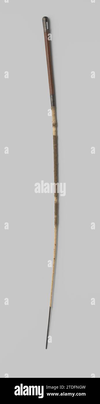 Reitpeitsche aus braunem Leder, auf dem ein glatter Knopf aus Silber, 1898 Reitpeitsche aus braunem Leder, auf dem ein glatter Knopf aus Silber steht. Großbritannien (möglicherweise) Peitsche: Leder. Griff: Leder. Knopf: Silberne (Metall) geflochtene/gegossene Reitpeitsche aus braunem Leder, auf der ein glatter Knopf aus Silber steht. Großbritannien (möglicherweise) Peitsche: Leder. Griff: Leder. Knopf: Silbernes (Metall) Geflecht/Guss Stockfoto