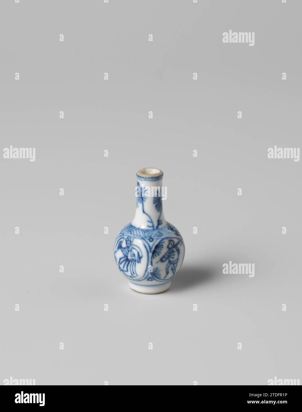 Miniatur-Flaschenvase mit chinesischen Figuren und Kiefernsprays, anonym, ca. 1675 - ca. 1724 Miniatur-Flaschenvase aus Porzellan mit quadratischem Korpus, blau lackiert. Vier Medaillons auf dem Bauch mit je einem Chinesen, eines zu Pferd, eines zu Fuß, eines mit einem Fächer und eines sitzend; auf der Schulter ein Band mit Zickzackarbeit; der Hals mit zweimal einem Kiefernzweig. Blau Weiß. Porzellan. Glasur. Kobalt-(Mineral-)Malerei / Glasur Miniaturflaschenförmige Vase aus Porzellan mit quadratischem Korpus, blau lackiert. Vier Medaillons auf dem Bauch mit einem Chinesen Stockfoto