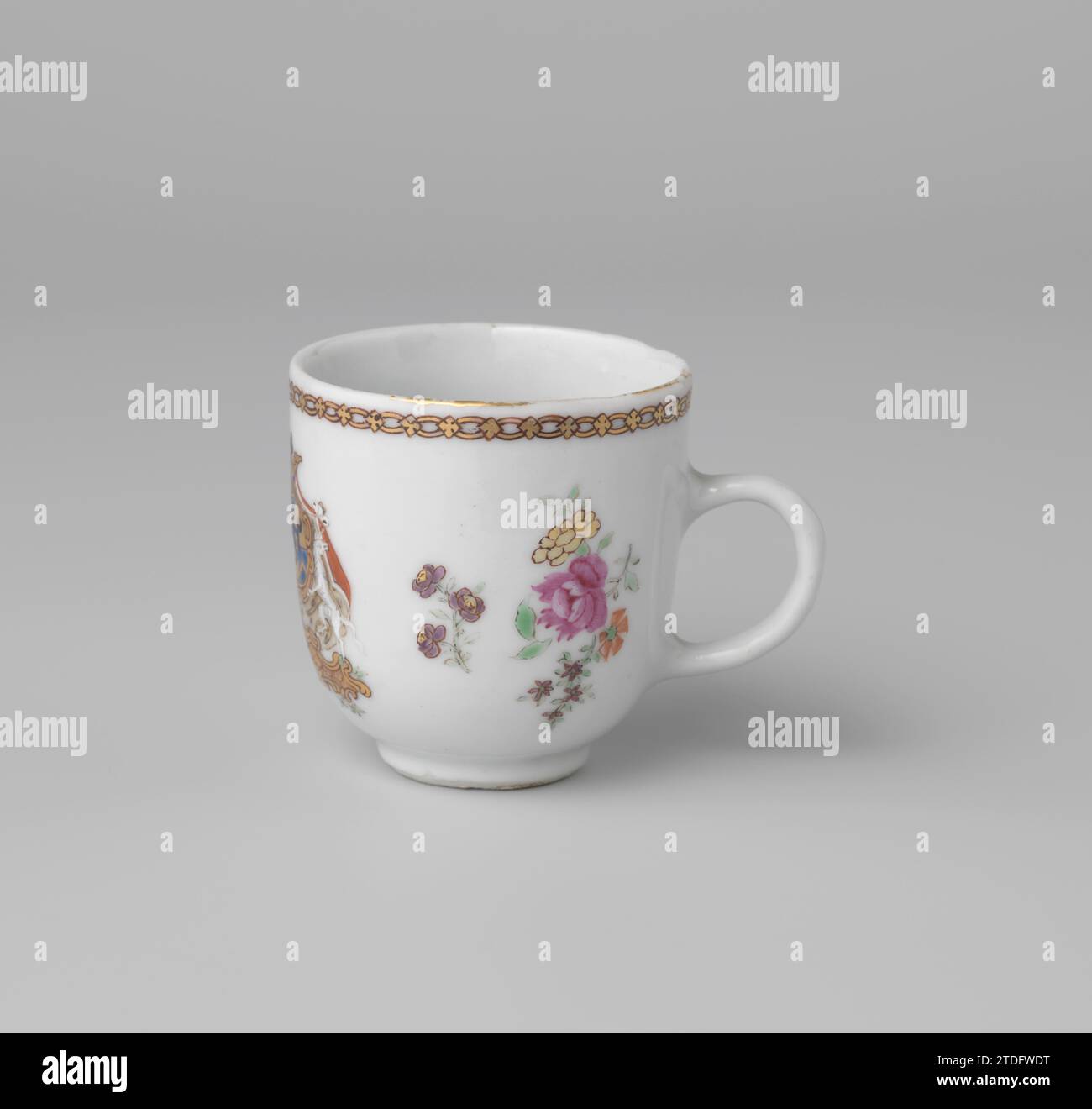 Becher mit den Armen der Familien Van Idsinga und Kien, anonym, ca. 1750 - ca. 1774 Porzellanohrkopf, auf der Glasur gemalt in blau, rot, rosa, grün, gelb, lila, schwarz und Gold. An der Wand die Allianzwaffe der Familien Idsinga und Kien. Die Waffe links von der Familie Idsinga hat einen blauen Hintergrund mit einer silbernen Rose oder Blume und ein paar goldenen Kleeblättern. Die Waffe rechts von der Familie Kien ist in vier Teile unterteilt: 1. Und 4. Ein blauer Hintergrund mit goldenem Twill, 2. Und 3. Ein goldener Hintergrund mit einem schwarzen Mond. In der Mitte der Waffe befindet sich ein Herzschild mit einem Blau Stockfoto