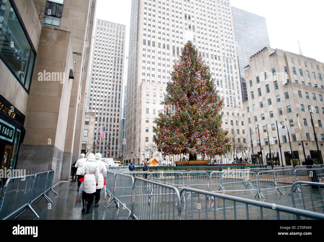 Fußgänger spazieren in der Nähe des Rockefeller Center Christmas Tree in New York City am Montag, 18. Dezember 2023. Heftiger Regen und böiger Wind überfielen New York City am Montag über Nacht und ließen Tausende von Einwohnern ohne Strom zurück. Foto: John Angelillo/UPI Stockfoto