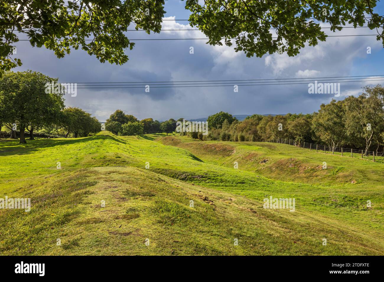 Entlang der römischen Antoninemauer und des Verteidigungsgrabens bei Rough Castle, Falkirk, Stirling, Schottland Stockfoto