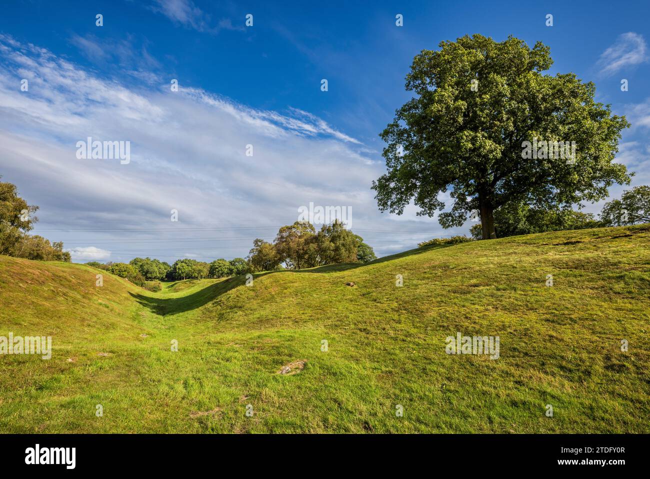 Entlang der römischen Antoninmauer und des Defensive Ditch in Richtung Rough Castle Fort, Falkirk, Stirlingshire, Schottland Stockfoto
