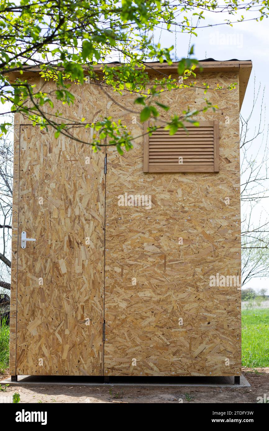 Holzhütte im Garten für eine Sommerdusche. Konstruktion. Stockfoto
