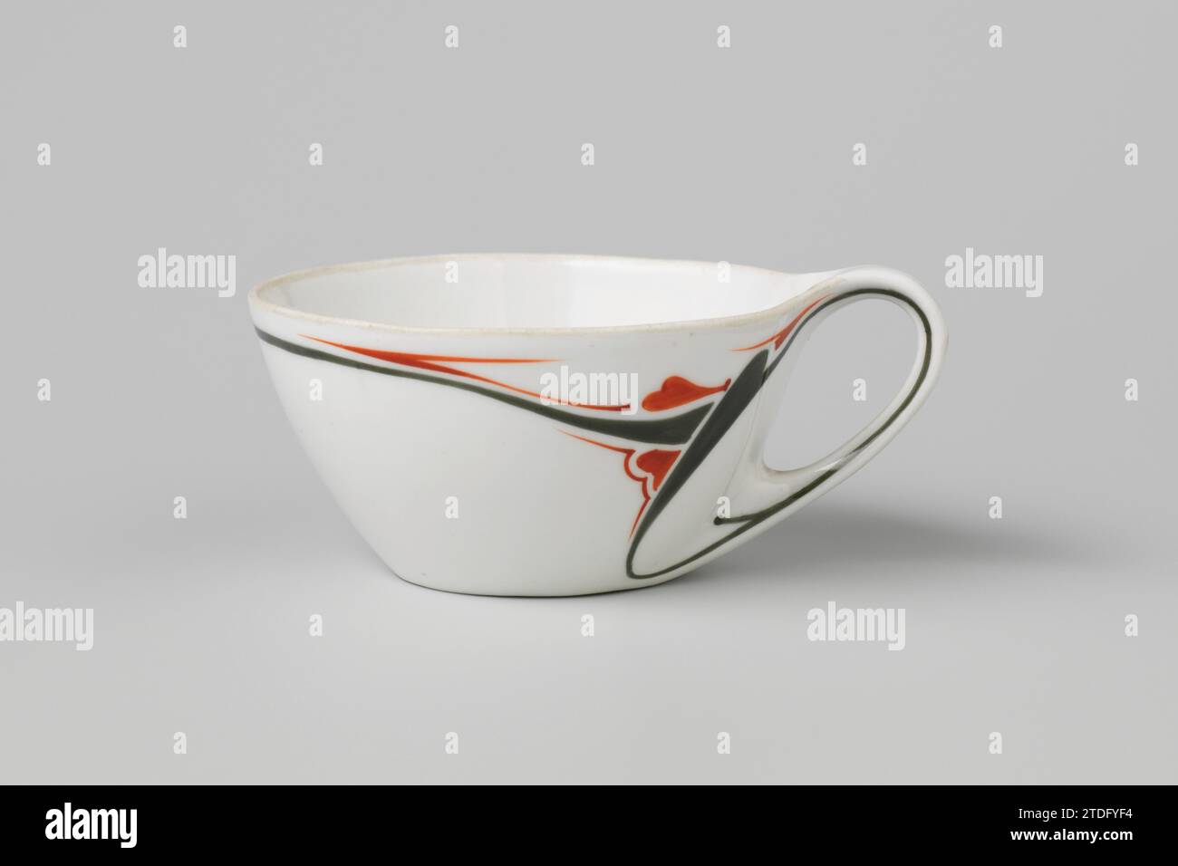 Tasse mit stilisierten Blumenmotiven, Parthénon, ca. 1900 - ca. 1905 Porzellankopf mit C-förmigem Ohr, auf der Glasur in Grün und Rot gemalt. Stilisierte Blütenzweige an der Außenwand, durchgehend am Ohr. Entworfen von Maurice Dufrêne, hergestellt für La Maison Moderne, möglicherweise von Le Parthénon, Paris. Pariser Porzellan. Glasur. Malerei / Vitrifikation Porzellankopf mit C-förmigem Ohr, bemalt auf der Glasur in Grün und Rot. Stilisierte Blütenzweige an der Außenwand, durchgehend am Ohr. Entworfen von Maurice Dufrêne, hergestellt für La Maison Moderne, möglicherweise von Le Parthénon, Paris. Paris Stockfoto