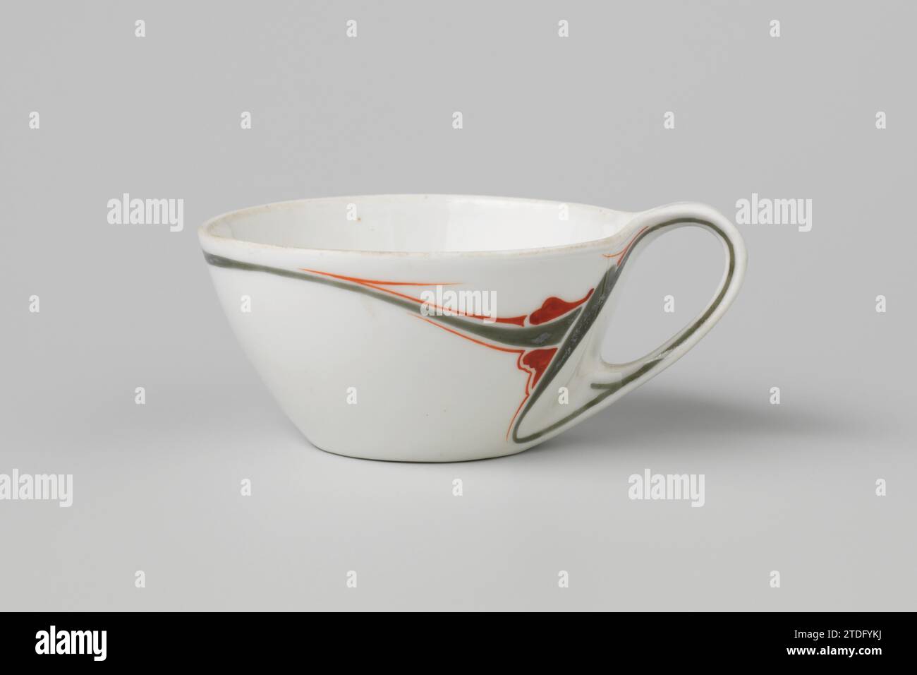 Tasse mit stilisierten Blumenmotiven, Parthénon (evtl.), ca. 1900 - ca. 1905 Porzellankopf mit C-förmigem Ohr, auf der Glasur in Grün und Rot gemalt. Stilisierte Blütenzweige an der Außenwand, durchgehend am Ohr. Entworfen von Maurice Dufrêne, hergestellt für La Maison Moderne, möglicherweise von Le Parthénon, Paris. Pariser Porzellan. Glasur. Malerei / Vitrifikation Porzellankopf mit C-förmigem Ohr, bemalt auf der Glasur in Grün und Rot. Stilisierte Blütenzweige an der Außenwand, durchgehend am Ohr. Entworfen von Maurice Dufrêne, hergestellt für La Maison Moderne, möglicherweise von Le Parthénon, P. Stockfoto