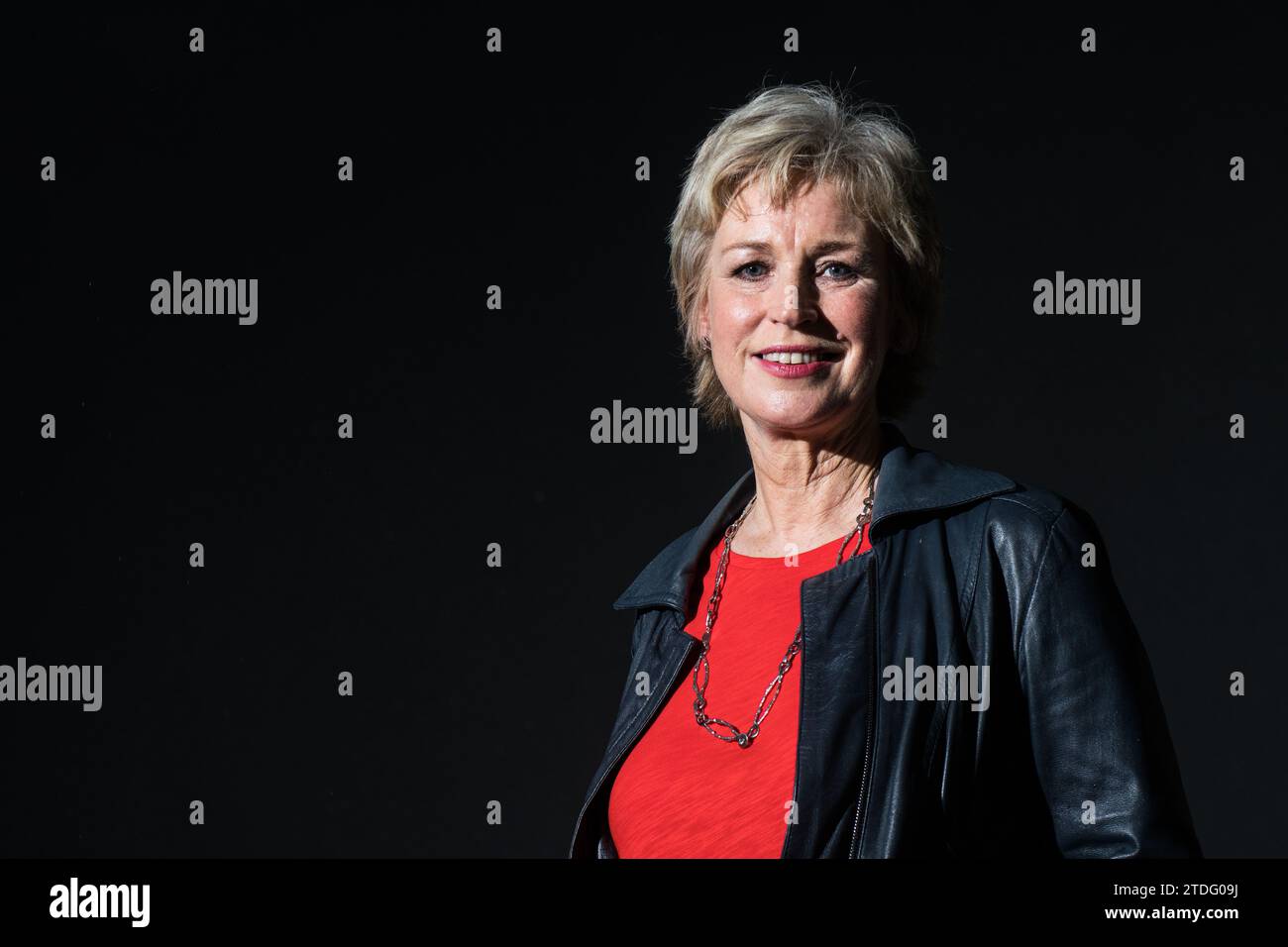 Edimburgh, Schottland. 19. August 2018. Die schottische Rundfunkanstalt und Schriftstellerin Sally Magnusson nimmt während des Edinburgh International Book Fest an einer Fotozelle Teil Stockfoto