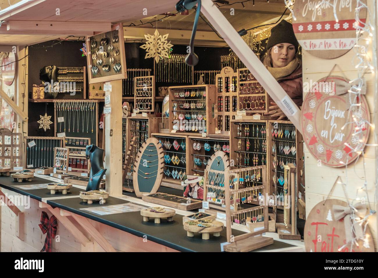 Sarlat-la-Canéda, Nouvelle-Aquitaine, Frankreich - 23. Dezember 2023: Ein Verkaufsstand für Schmuck auf dem Weihnachtsmarkt in Sarlat-la-Canéda im Dordog Stockfoto