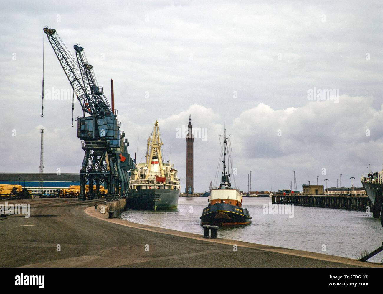 Frachtschiffe und Schlepper „Lady Sybil“, Royal Dock mit Grimsby Dock Tower, Grimsby, Lincolnshire, England, Großbritannien September 1973 Stockfoto