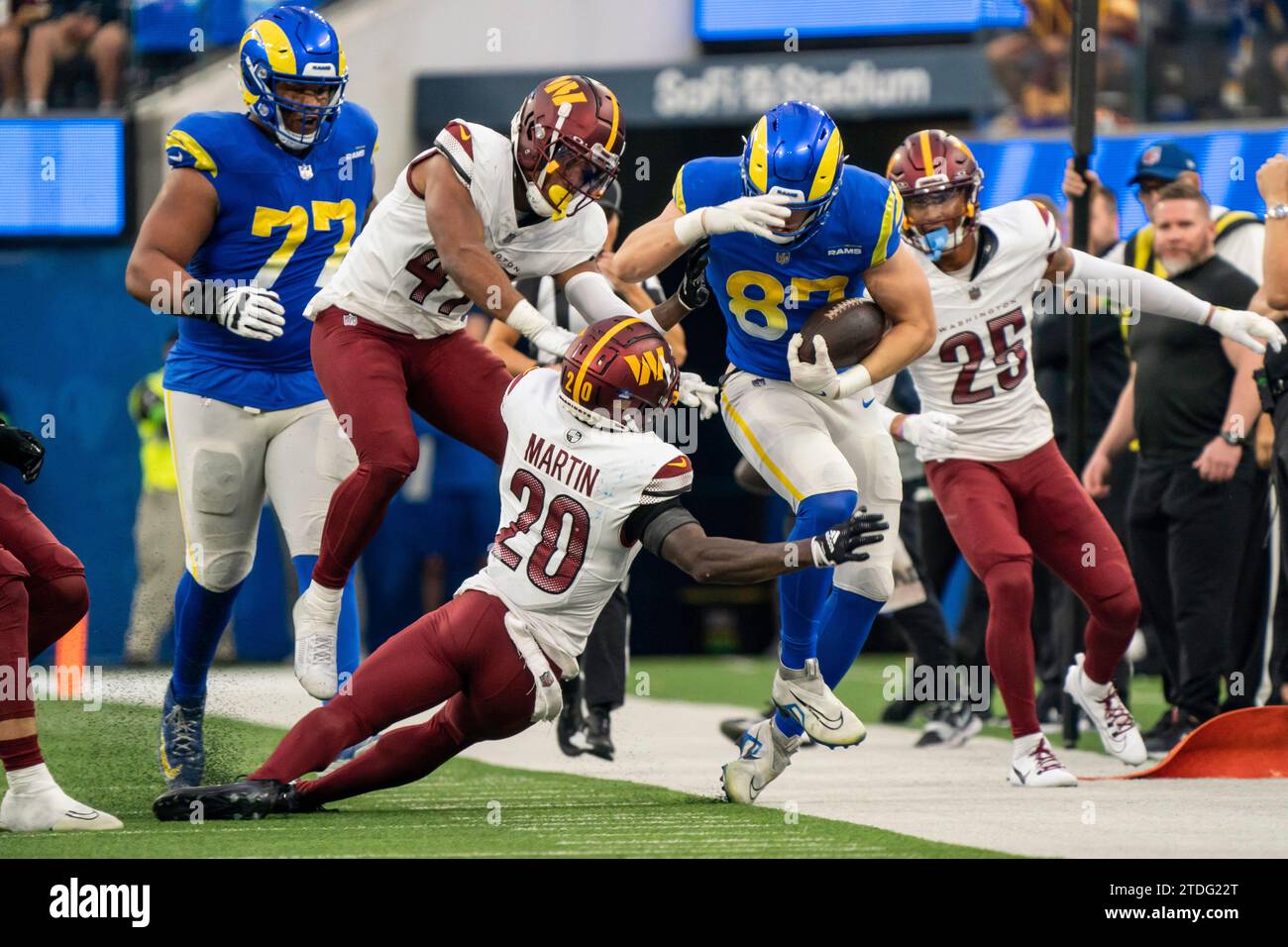 Los Angeles Rams Tight End Davis Allen (87) versucht während eines Spiels der NFL am Sonntag, den 17. Dezember 2023, im SoFi Stadium, gegen die Washington Commanders Safety Jartavius Martin (20) zu bleiben. in Inglewood, CA. besiegten die Rams die Commanders 28:20. (Jon Endow/Bild des Sports) Stockfoto