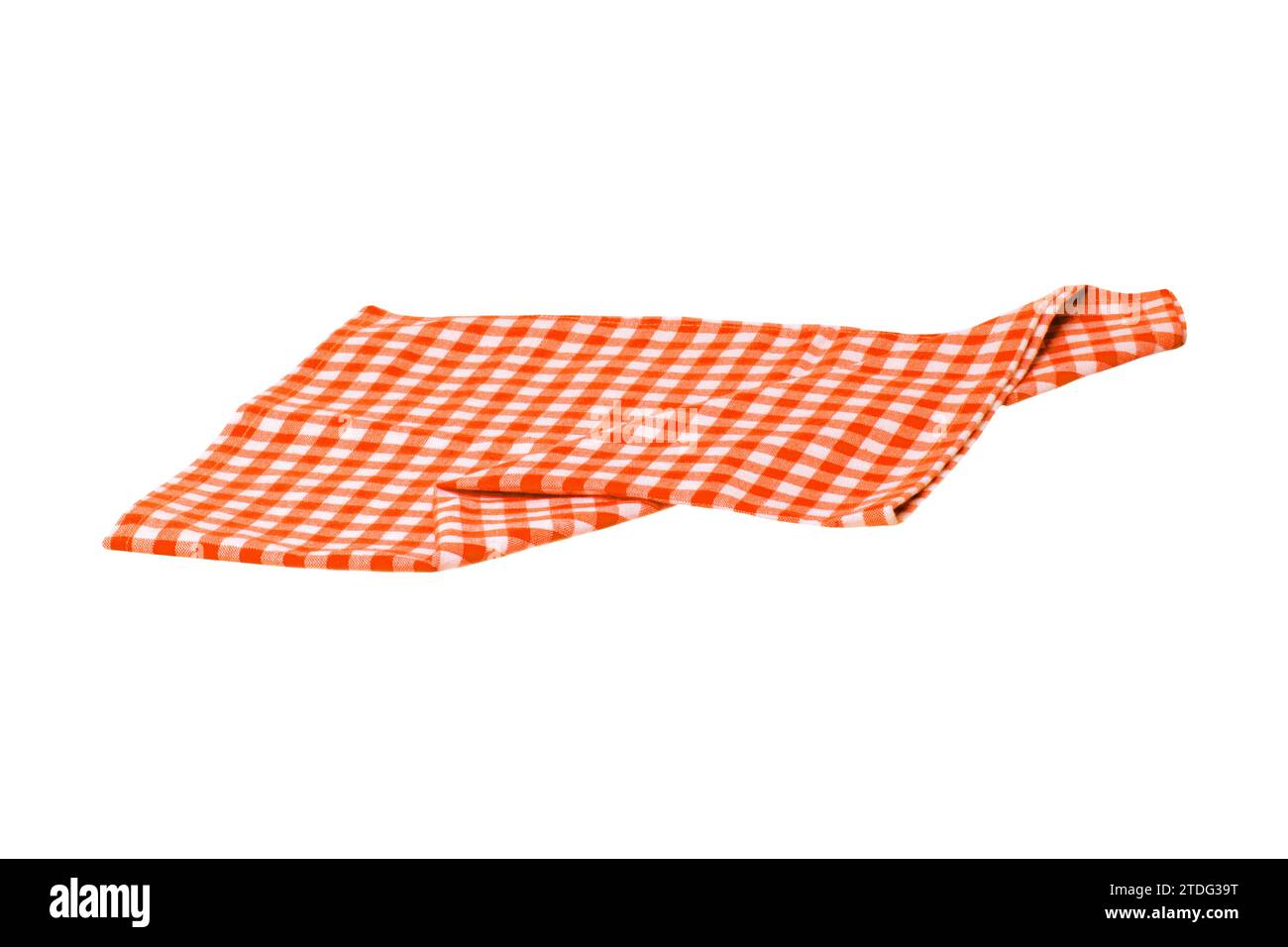 Nahaufnahme einer orangefarbenen und weißen karierten Serviette oder Tischdecke, isoliert auf weißem Hintergrund. Küchenzubehör. Stockfoto