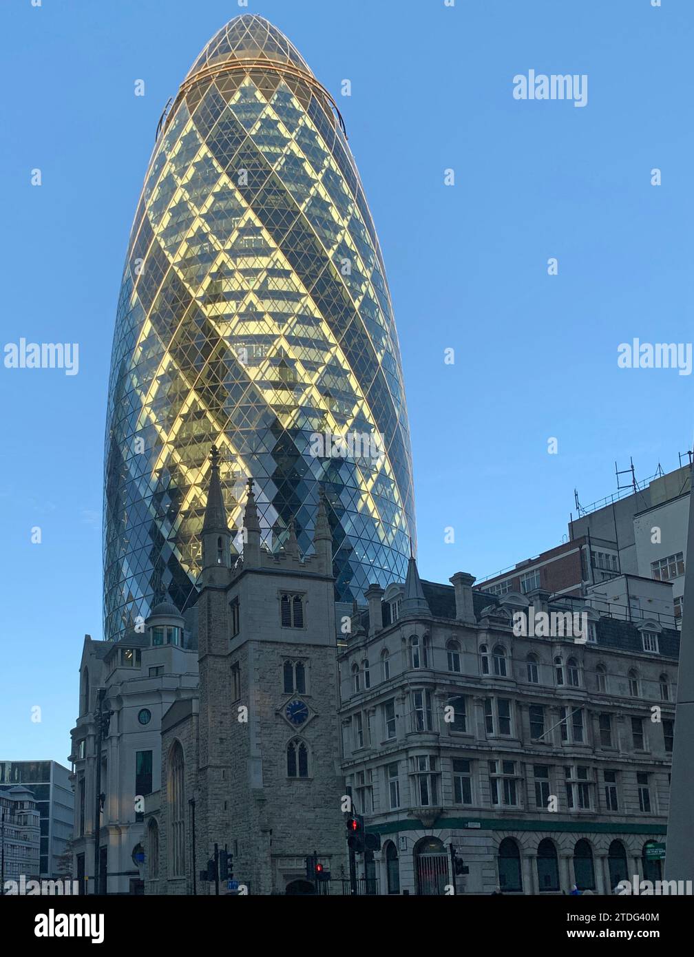 Das Gherkin Building, London, 15-12-23. Ein ikonisches raketenförmiges Gebäude ist ein kommerzieller Wolkenkratzer in Londons wichtigstem Finanzviertel. Der Bogen Stockfoto