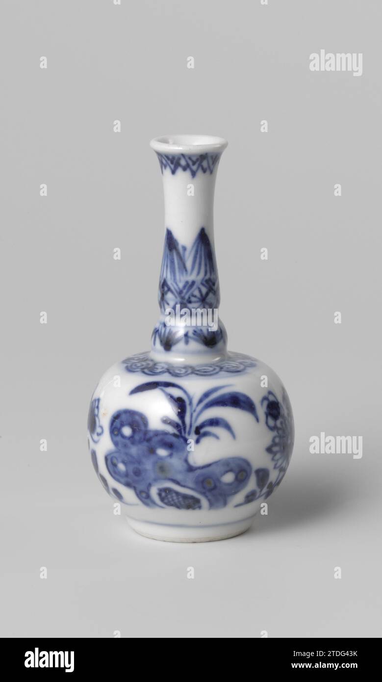 Miniatur-Flaschenvase mit blühenden Pflanzen und Zierborten, anonym, ca. 1675 - ca. 1724 Miniatur-Flaschenvase aus Porzellan, blau lackiert. Blühende Pflanzen an einem Felsen an der Wand. Auf der Schulter ein Reifen mit Locken. Am Hals ein Band mit geometrischen Motiven und drei Reifen mit spitzen Blattmotiven. Blau Weiß. Porzellan. Glasur. Kobalt-(Mineral-)Malerei Miniaturvase in Flaschenform aus Porzellan, in Unterlazeblau bemalt. Blühende Pflanzen an einem Felsen an der Wand. Auf der Schulter ein Reifen mit Locken. Am Hals ein Band mit geometrischen Motiven und drei Reifen W Stockfoto