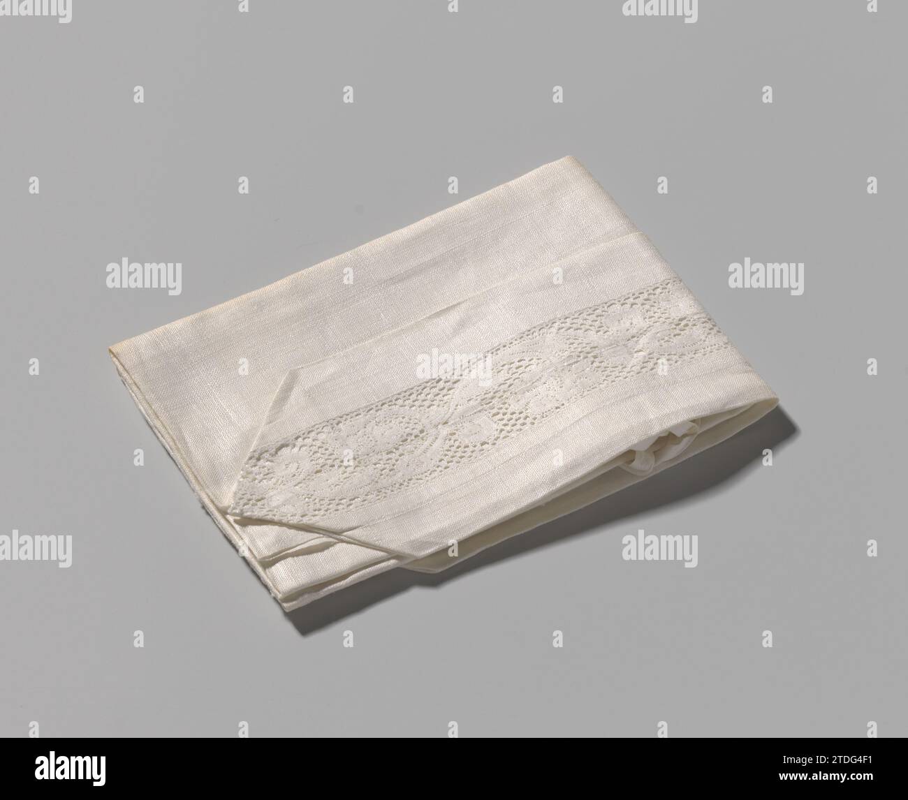 Abriss mit einer mittleren Kreatur. Marke: Kroon B6 SH2Oonl., Anonym, 1600 - 1699 Abbruch von weißem Leinen mit mittlerer Gesichtsfläche aus flämischer Spule mit Blumenmuster, Marke Kroon B 6 WH 2OONL Niederlande (evtl.) Leinen (Material). Spulenspitze Abbruch von weißem Leinen mit mittlerer Gesichtsfläche aus flämischem Spulenmuster, Marke Kroon B 6 WH 2OONL Niederlande (evtl.) Leinen (Material). Spulenspitze Stockfoto