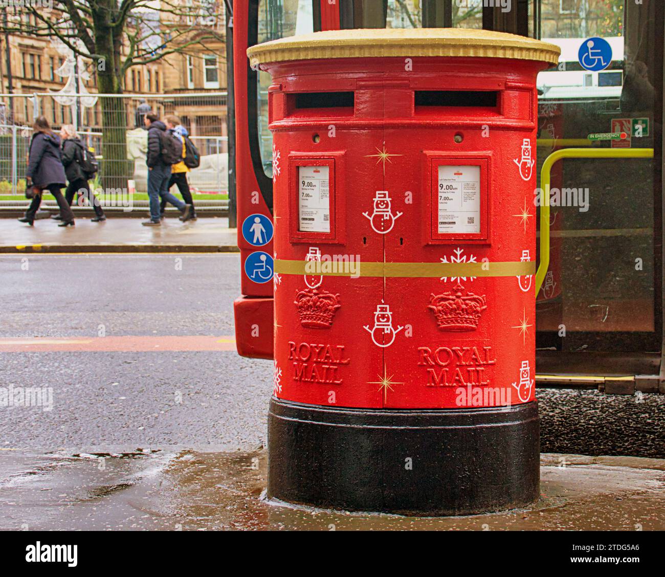 Glasgow, Schottland, Großbritannien.18. Dezember 2023.George Square hat eine singende Briefbox für Weihnachten passend degenannt Royal Mail sagte, dass die speziellen Briefkästen in der Oxford Street in London sowie in Swansea, Glasgow und Belfast untergebracht sein werden. Credit Gerard Ferry/Alamy Live News Stockfoto