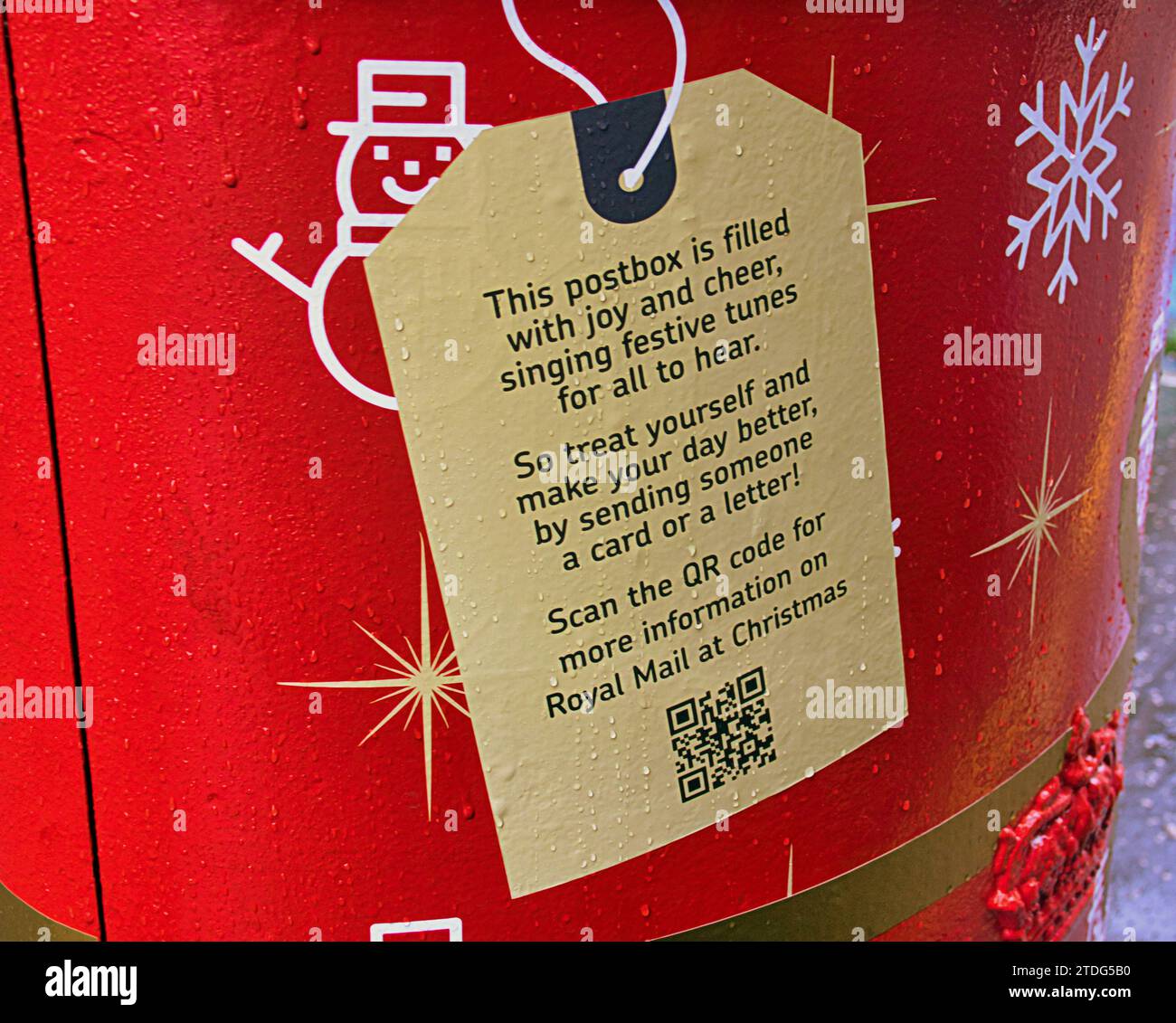 Glasgow, Schottland, Großbritannien.18. Dezember 2023.George Square hat eine singende Briefbox für Weihnachten passend degenannt Royal Mail sagte, dass die speziellen Briefkästen in der Oxford Street in London sowie in Swansea, Glasgow und Belfast untergebracht sein werden. Credit Gerard Ferry/Alamy Live News Stockfoto