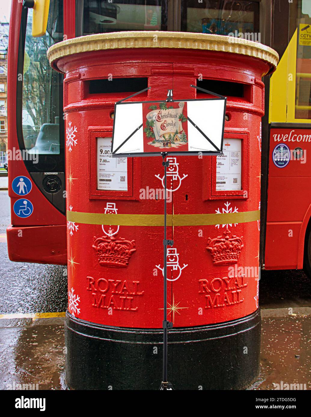 Glasgow, Schottland, Großbritannien.18. Dezember 2023. Concept PIC pg George Square hat eine singende Postbox für Weihnachten passend degenannt Royal Mail sagte, dass die speziellen Postfächer in der Oxford Street in London sowie in Swansea, Glasgow und Belfast untergebracht sein werden. Credit Gerard Ferry/Alamy Live News Stockfoto
