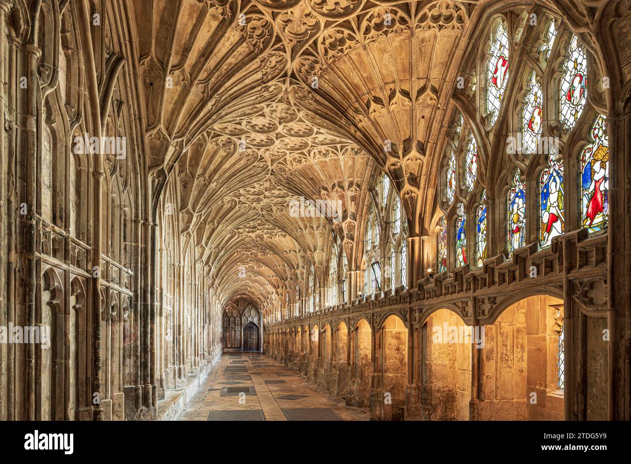 Das große Kloster in Gloucester Cathedral aus dem 14. Jahrhundert, das als das früheste und beste Beispiel für Fächergewölbe der Welt gilt, Gloucester, Engalnd, Großbritannien Stockfoto