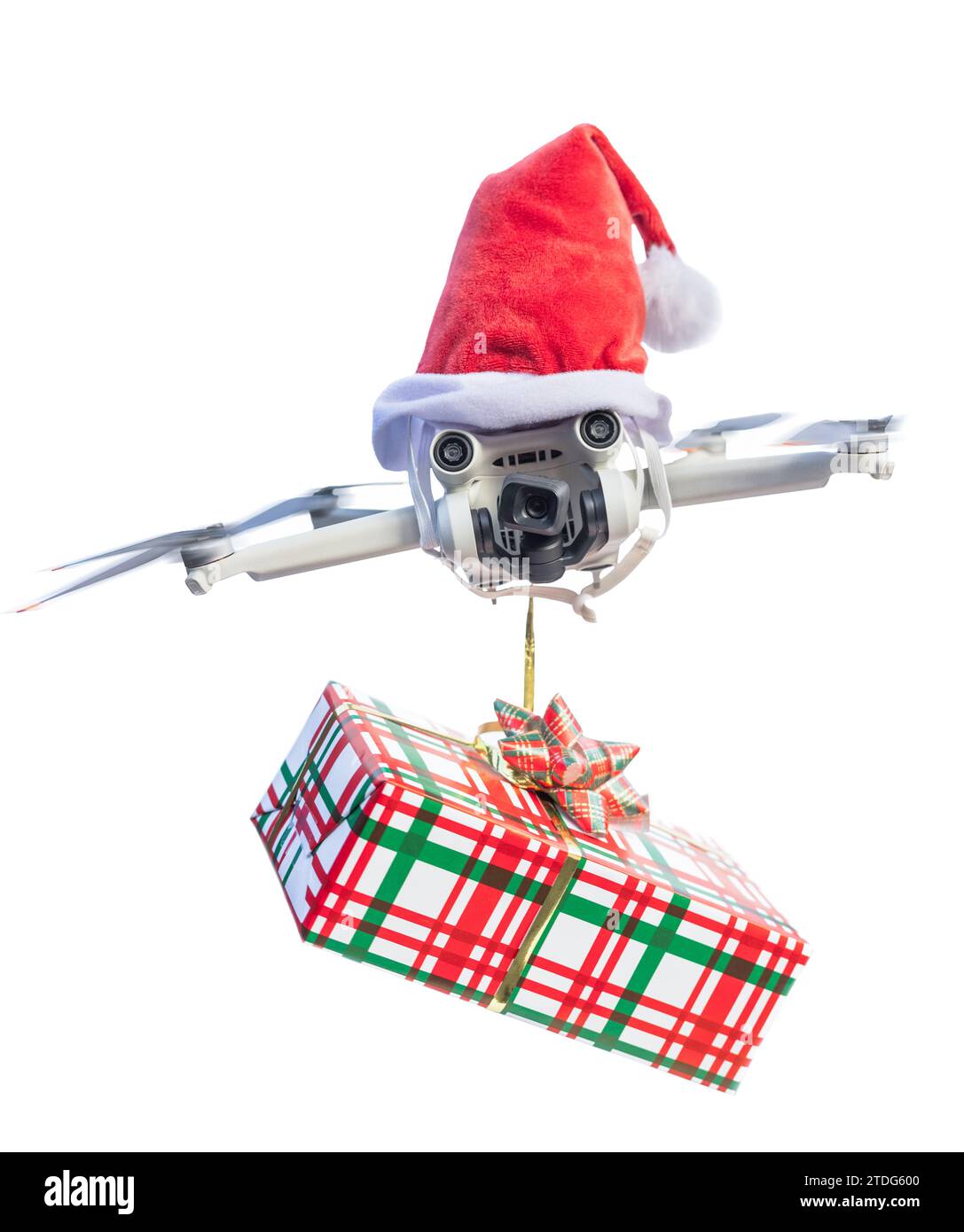 Drohnenkonzept trägt einen weihnachtsmann-Hut und hält ein eingewickeltes Geschenk für die Lieferung isoliert auf weißem Hintergrund. Stockfoto