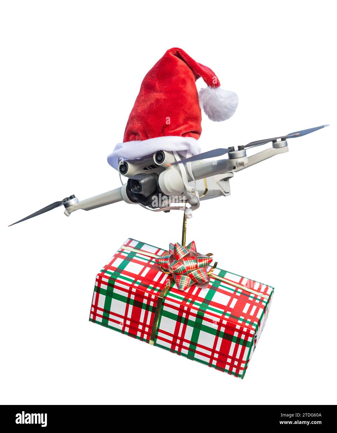 Drohnenkonzept trägt einen weihnachtsmann-Hut und hält ein eingewickeltes Geschenk für die Lieferung isoliert auf weißem Hintergrund. Stockfoto