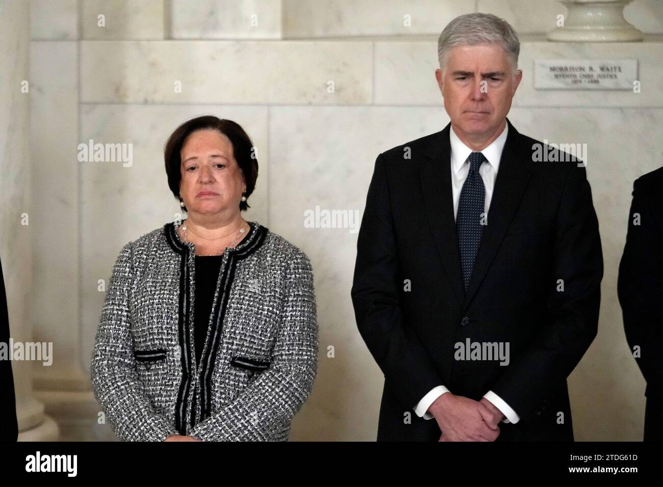 Washington, Usa. Dezember 2023. Die Richterin Elena Kagan und Neil Gorsuch nehmen an einer privaten Zeremonie für die pensionierte Richterin Sandra Day O’Connor Teil, bevor sie sich am Montag, den 18. Dezember 2023, in der Großen Halle des Obersten Gerichtshofs in Washington D.C. ausruhen. O’Connor, die erste Frau, die am höchsten Gericht des Landes diente, starb am 1. Dezember im Alter von 93 Jahren. Poolfoto von Jacquelyn Martin/UPI Credit: UPI/Alamy Live News Stockfoto