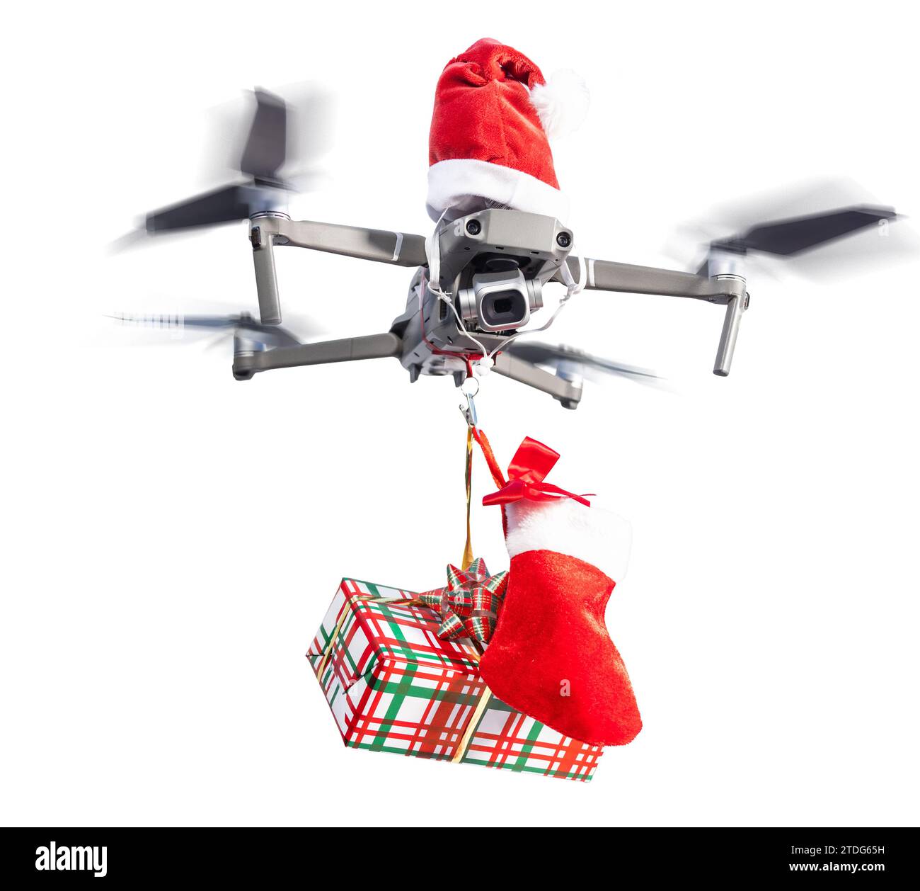 Drohnenkonzept trägt einen weihnachtsmann-Hut und hält ein eingewickeltes Geschenk für die Lieferung isoliert auf weißem Hintergrund. Stockfoto