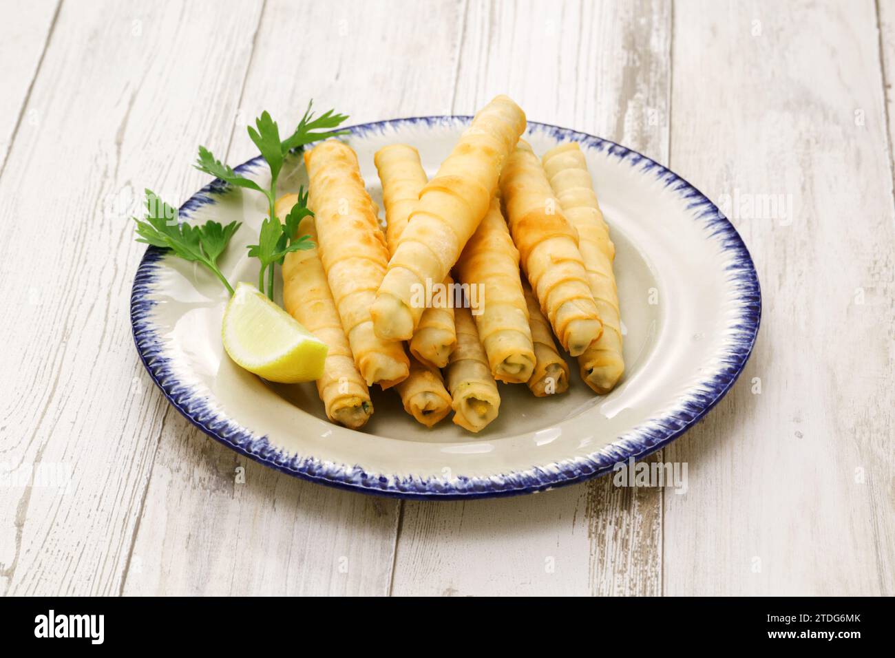 Sigara Bohrek, zigarrenähnliche türkische Frühlingsrollen. Ein Teigblatt namens Yufka, eingewickelt mit Käsefüllung und frittiert. Stockfoto