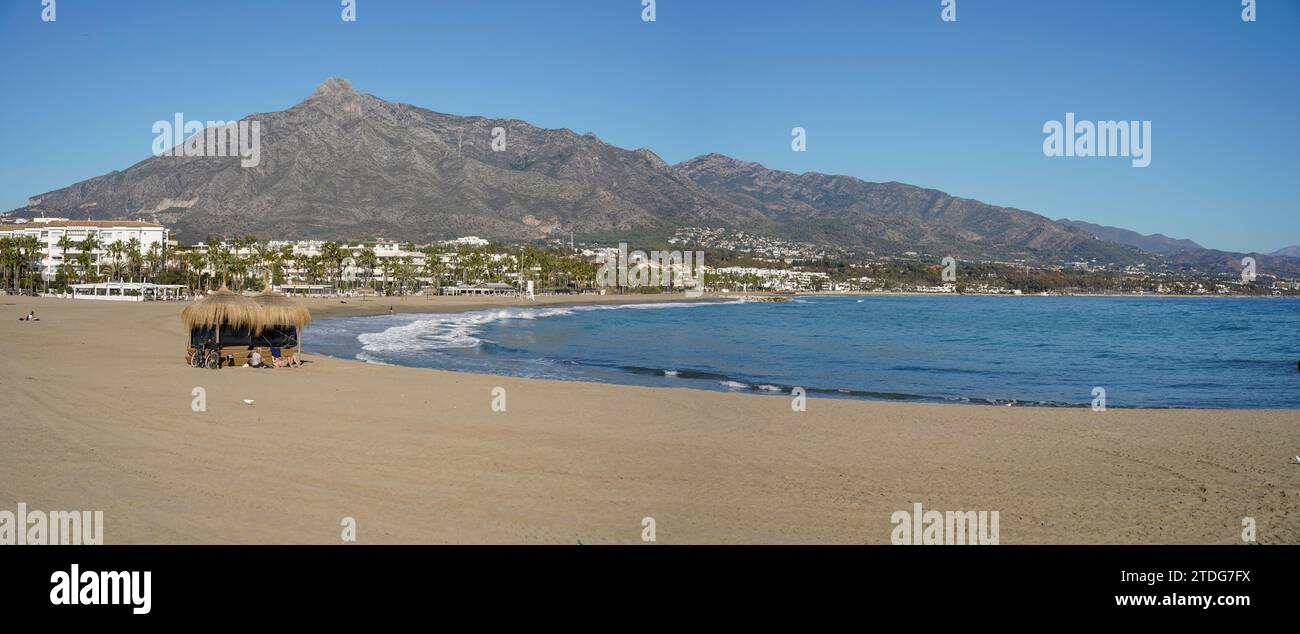 Puerto Banús Strand, Marbella, mit dem Berg La Concha dahinter, Costa del sol, Wintersaison, Andalusien, Spanien. Stockfoto