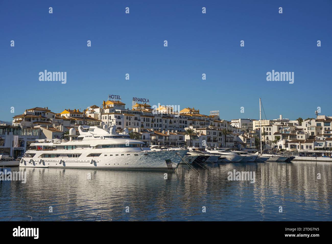 Puerto Banús, luxuriöser Yachthafen mit Lady Haya Yacht vor Anker, Marbella, Costa del sol, Andalusien, Spanien. Stockfoto