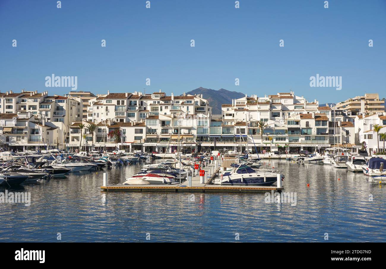 Puerto Banús, luxuriöser Yachthafen, Hafen mit Yachten vor Anker, Marbella, Costa del sol, Andalusien, Spanien. Stockfoto