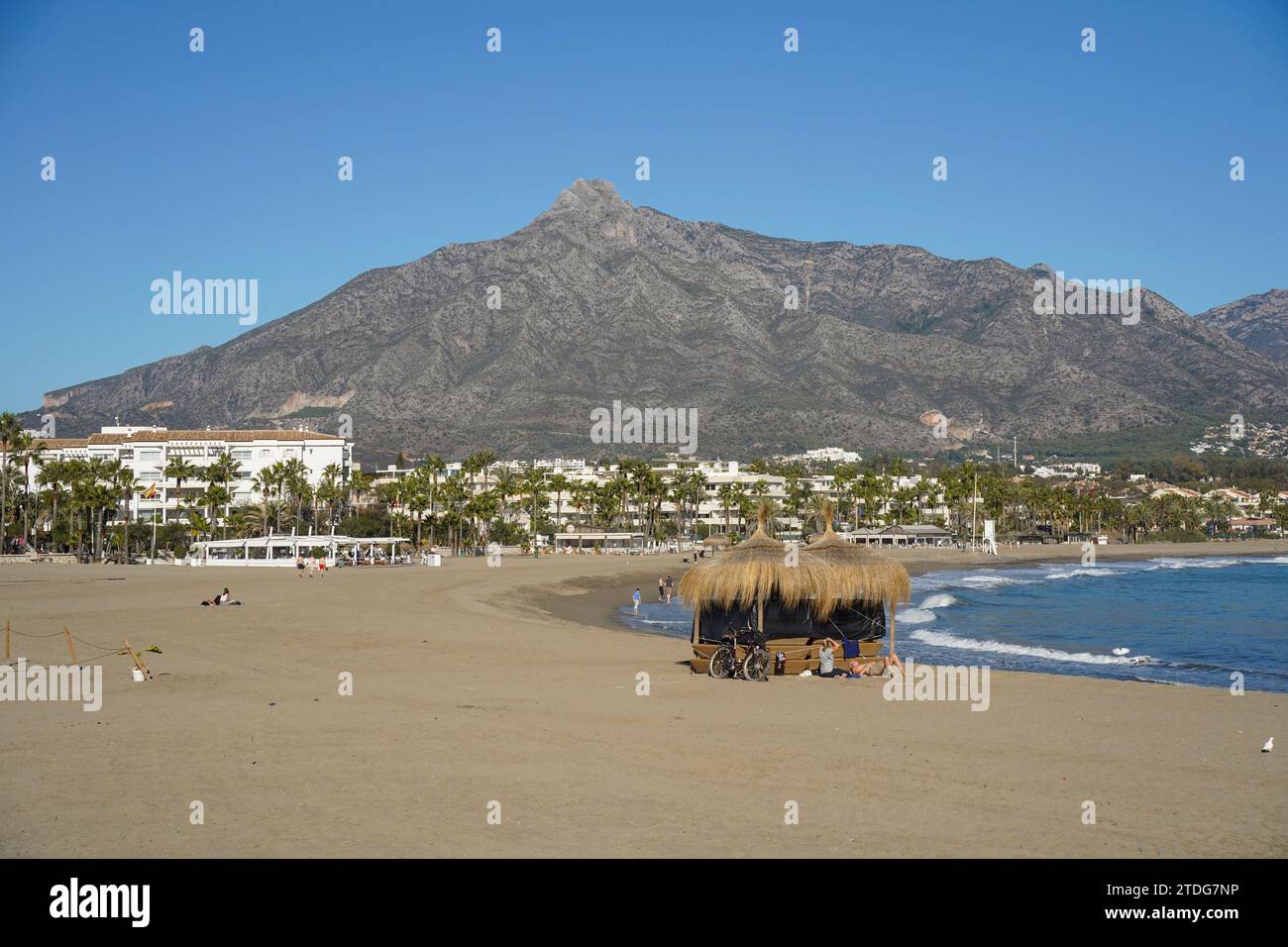 Puerto Banús Strand, Marbella, mit dem Berg La Concha dahinter, Costa del sol, Wintersaison, Andalusien, Spanien. Stockfoto