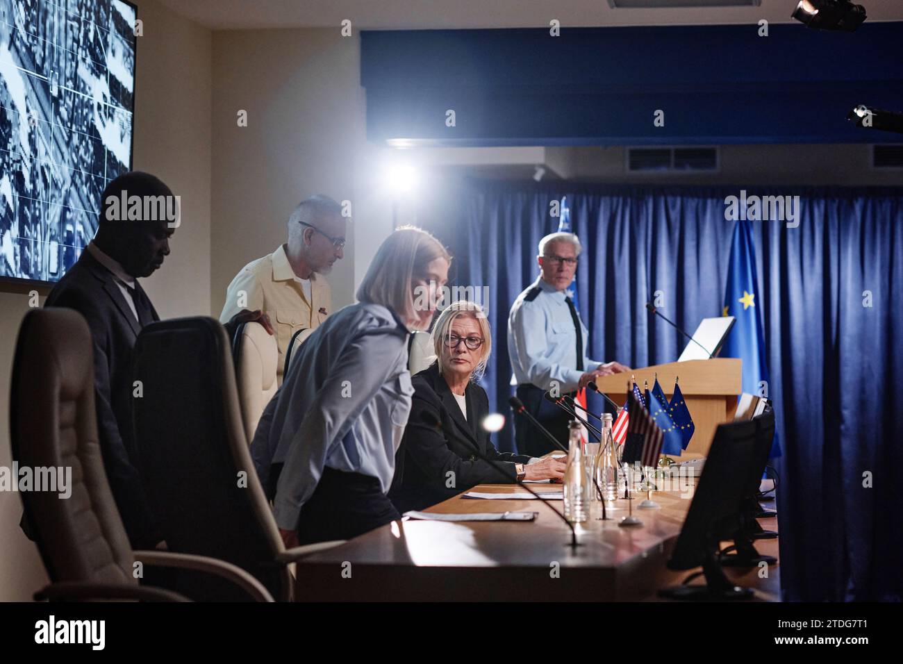 Gruppe von Geschäftsleuten, die sich gemeinsam auf die Konferenz vorbereiten Stockfoto