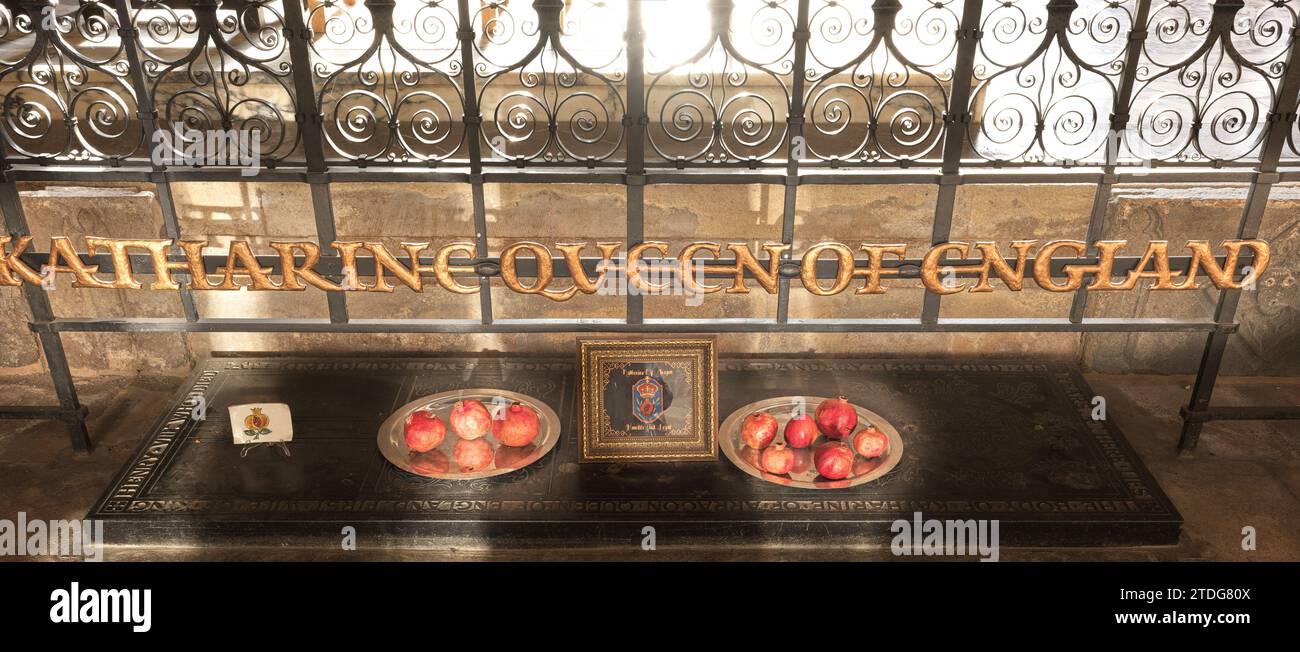 Grab von Katherine von Aragon, Königin von England und erste Frau von König Heinrich VIII., in der mittelalterlichen christlichen Kathedrale in Peterborough, England. Stockfoto