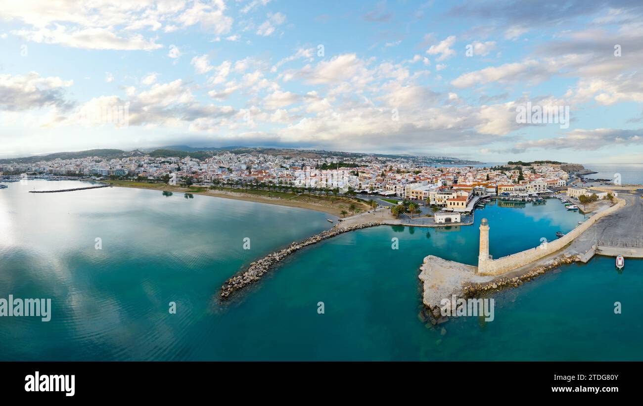 Rethymno auf Kreta, Griechenland. Panoramablick auf den Hafen und die Restaurantmeile im Zentrum. Stockfoto