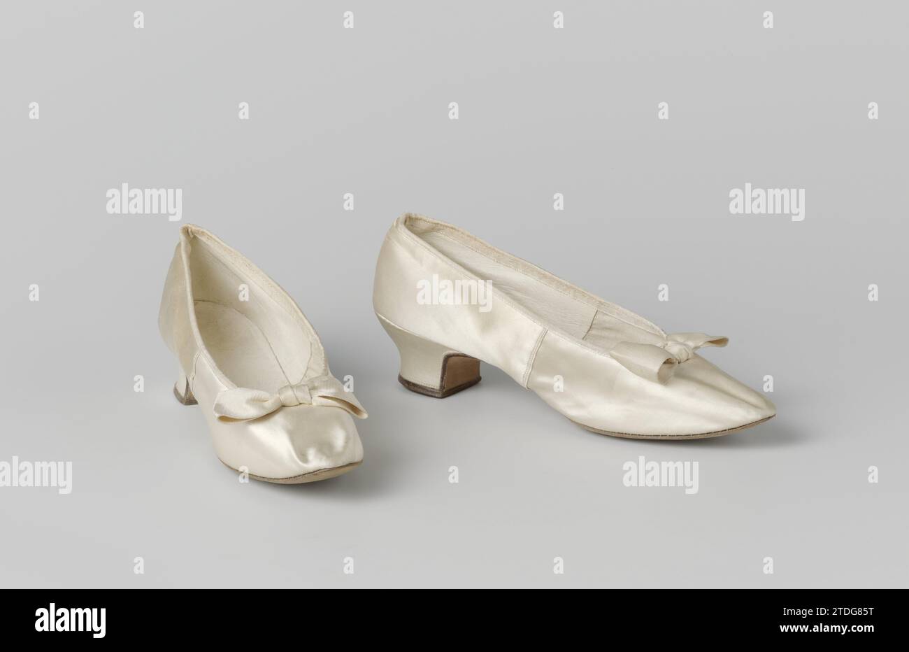 Brautschuhe aus cremeweißem Satin mit Schleifen, Manfield (evtl.), ab 1890 Brautschuhe aus cremeweißem Satin, mit Ditoschleifen. Pumpe mit spitzer Nase. Von einem vorderen Blatt und einem hinteren Blatt. Auf der Sohle eine Adresse in Blinddruck (nicht leicht abzulesen): Manfield (?). Mit Glacé-Leder gefüttert. Am Eingang ein Bogen aus Satin. Mit Manfield Box (nicht sicher, ob es zu den Schuhen gehört). Hersteller: England (evtl.) Hersteller: Niederlande (evtl.) ganz: Satin Brautschuh aus cremeweißem Satin, mit Ditto-Schleifen. Pumpe mit spitzer Nase. Von einem vorderen Blatt und einem hinteren Blatt. Auf der Sohle A Stockfoto