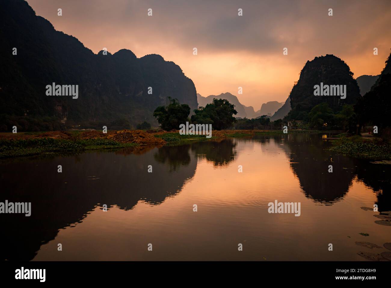 Die Landschaft von Ninh Binh mit den Höhlen von Tam Coc und Trang an bei Sonnenuntergang Stockfoto