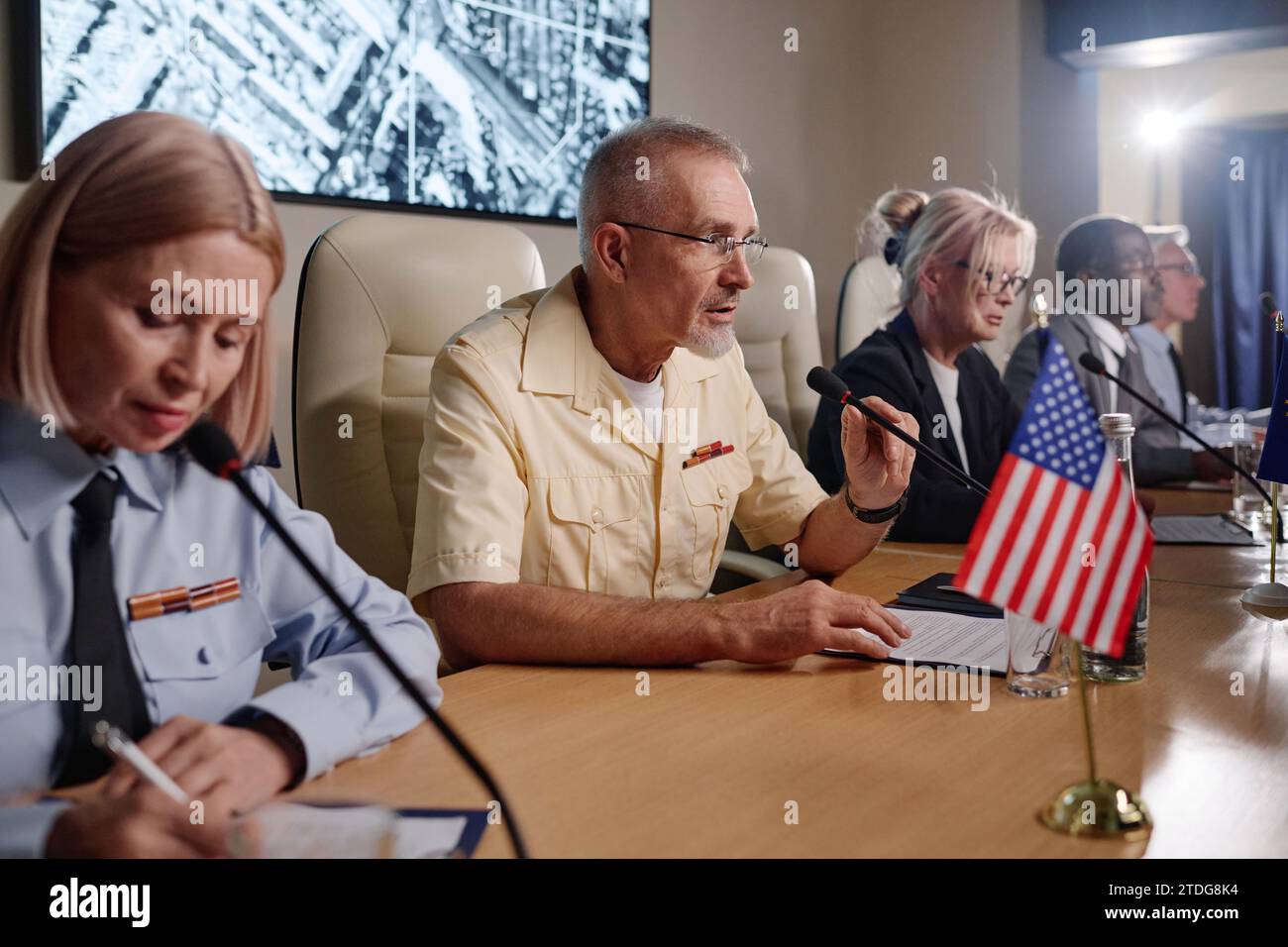Gruppe der Politik sitzt auf der Militärkonferenz und spricht mit Journalisten Stockfoto