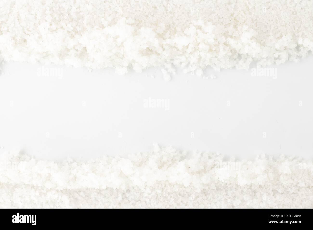 Feiner Salzhintergrund mit freiem Platz in der Mitte, freier Platz. Draufsicht. Stockfoto