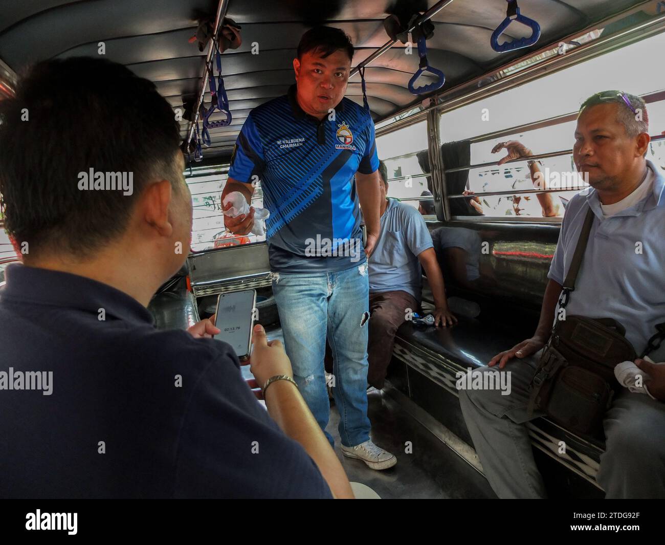 Manibela Präsident Mar Valbuena wird von einem Nachrichtenreporter in ihrer vorgeschlagenen Version des modernisierten Jeepney während der Demonstration interviewt. MANIBELA (Samahang Manibela Mananakay am nagkaisang Terminal ng Transportasyon) unter der Leitung seines Präsidenten Mar Valbuena veranstaltet eine Demonstration im Monumento Circle, um Präsident Ferdinand 'Bongbong' Marcos Jr. aufzufordern, die Frist für die vorläufige Behörde und die Franchise-Verleihung der Jeepney-Betreiber, die in diesem Jahr, Dezember 31, endet, zu verlängern. (Foto: Josefiel Rivera/SOPA Images/SIPA USA) Stockfoto