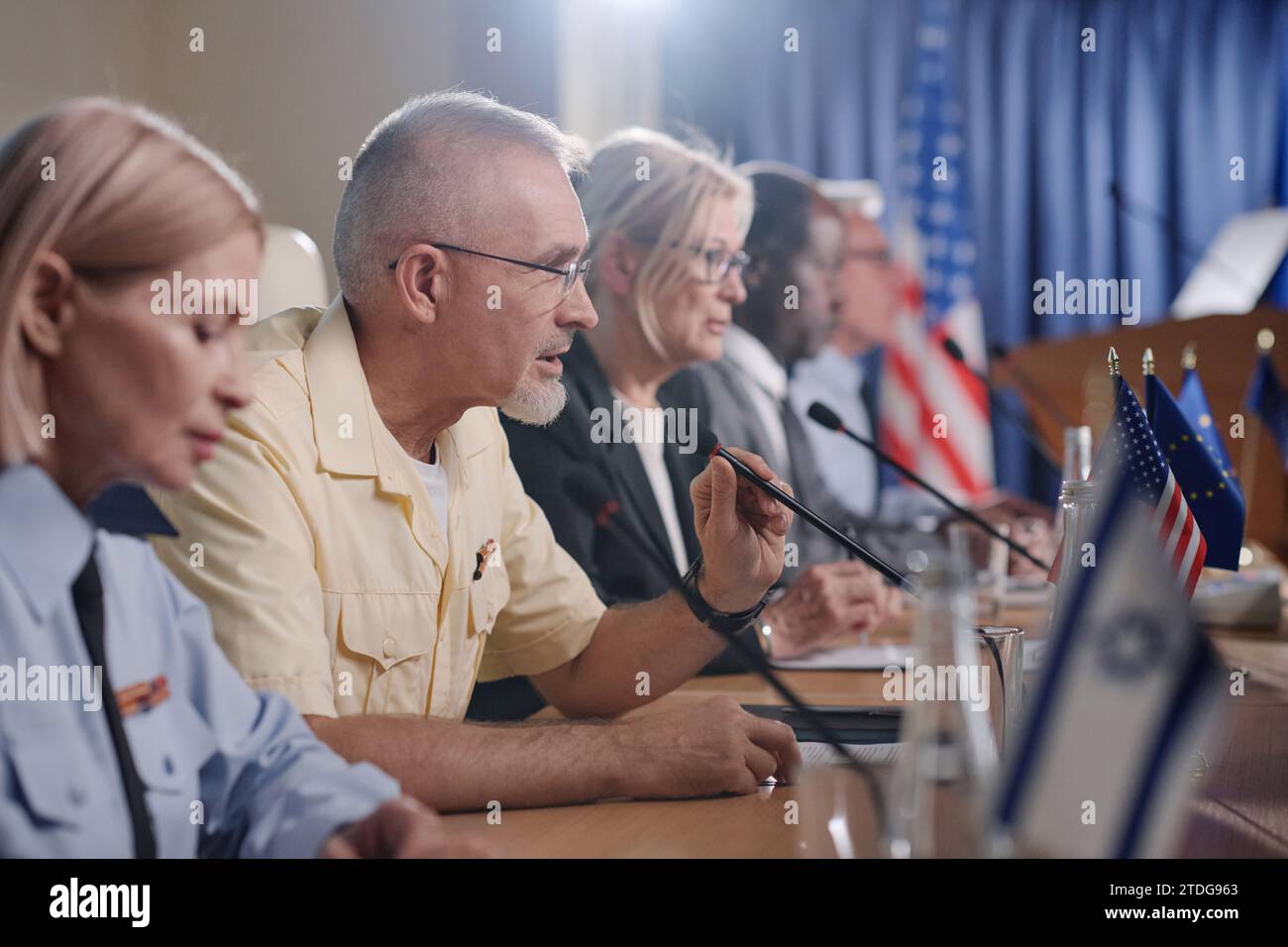 Gruppe von Politikern, die in Mikrofonen sprechen und Journalisten auf der Militärkonferenz ein Interview geben Stockfoto