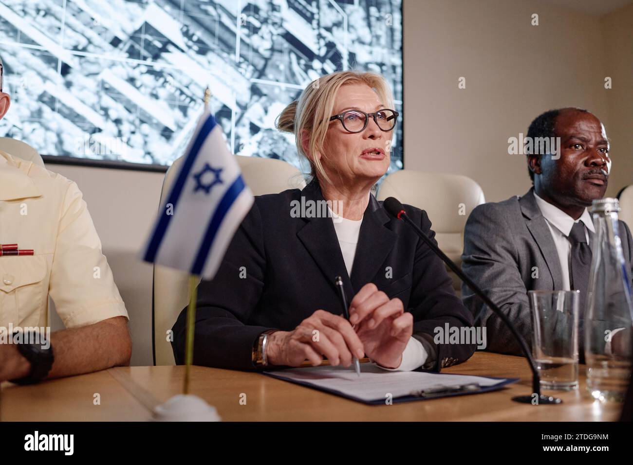Politiker diskutieren gemeinsam auf einer Militärkonferenz über die Konfliktlösung Stockfoto