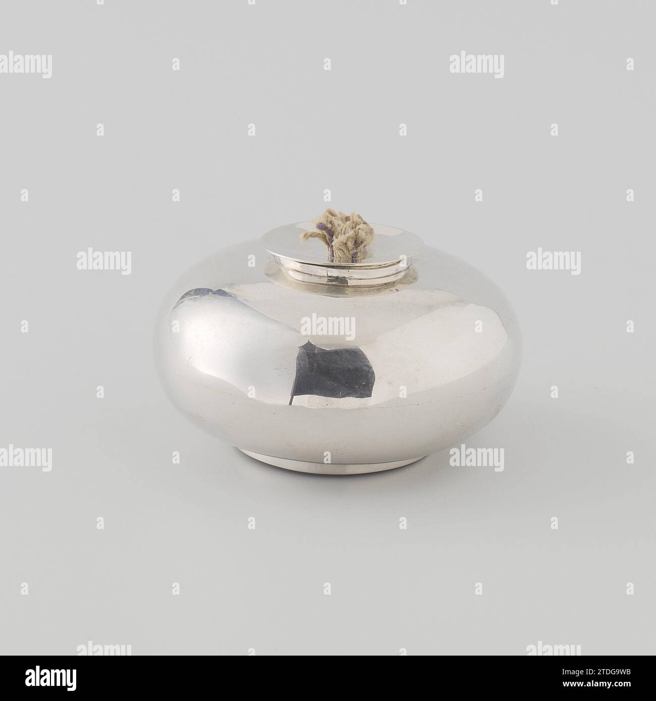 Brander, zu Komfoor, Wijnand Warneke (zugeschrieben), 1778 in der Mitte der Schüssel ist Ein niedriger, runder Halter installiert, in den der bedruckte Kugelbrenner passt. Amsterdam Silber (Metall) In der Mitte der Schüssel wurde Ein niedriger, runder Halter installiert, in den der bedruckte Kugelbrenner passt. Amsterdam Silber (Metall) Stockfoto