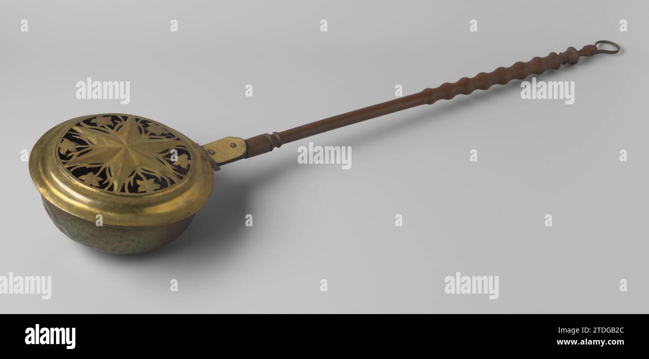 Bettpfanne mit sechszackigem Stern, anonym, ca. 1700 - ca. 1800 das Objekt besteht aus sechs Teilen: Dem Behälter, dem Deckel, dem Scharnier, der Befestigung für den Griff, dem Stiel und dem hängenden Ring. Der Griff besteht aus farbigem Buchenholz, die anderen Teile aus Kupferplatte. Der Behälter hat eine runde gedrehte Kante ohne verstärkenden Eisendraht. Das Anbaugerät ist auf den Behälter genietet. Am Aufsatz wurde das Scharnier mit einem abnehmbaren Marker angekoppelt. Im konvexen Deckel, dessen Mittelpunkt sichtbar geblieben ist, und der unten um eine rote Kupferverstärkung mit vertikaler Ed gedreht hat Stockfoto