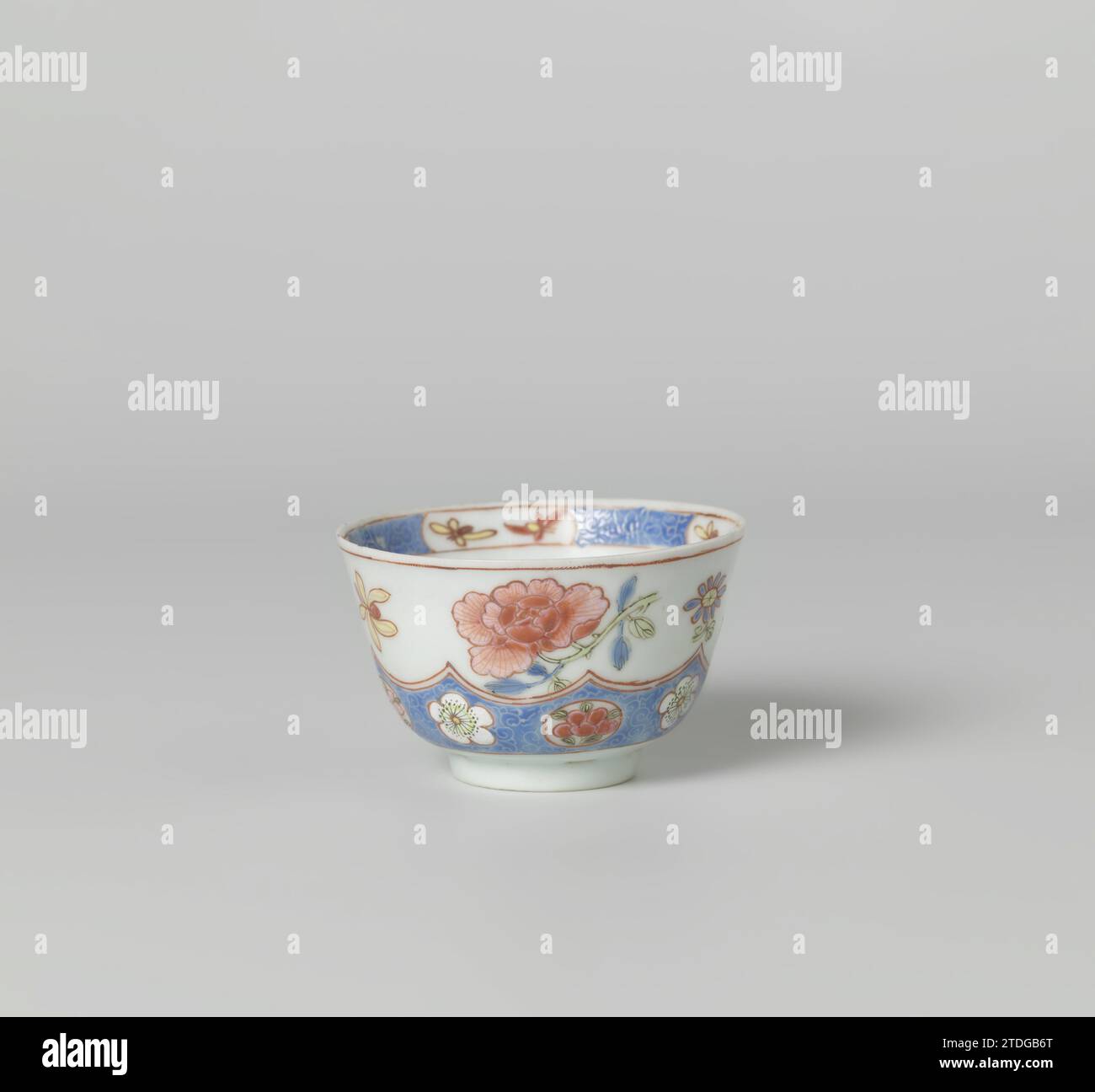 Becher mit eingeschnittenen Lotusrollen und Blumensprays in Kartuschen, anonym, ca. 1800 Porzellankopf mit gerader Wand, auf der Glasur in blau, rot, rosa, grün, gelb und schwarz gemalt. Eine gelappte Kartusche mit Blumenzweigen (einschließlich Pfingstrose, Chrysantheme, Aster, Orchidee) abgebildet; an der Wand Blue Email mit Ingegregnen Lotusranken, enthält sie Blumen und Medaillons mit Blumenzweigen. Famle Rose. Porzellan. Glasur. Malerei / Vitrifikation Porzellankopf mit gerader Wand, auf der Glasur in blau, rot, rosa, grün, gelb und schwarz gemalt. Eine gelappte Kartusche mit Blütenzweigen (inklusive Stockfoto