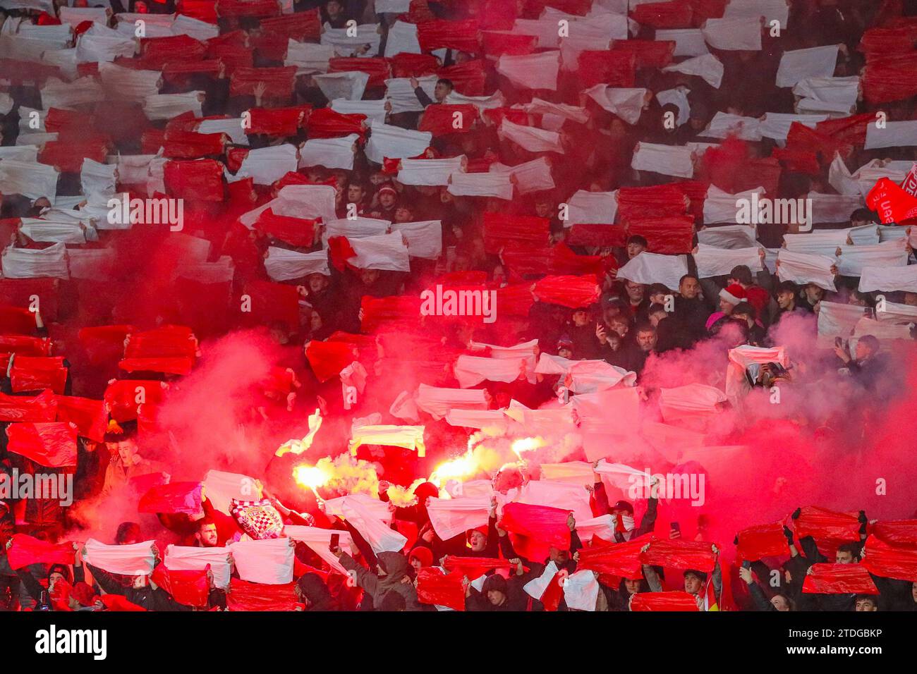 Fans des Fußballclubs Aberdeen zündeten Feuerwerke und schwenkten weiße Folienflaggen im Fußballstadion Hampden Park. Stockfoto