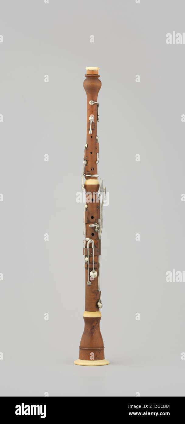 Oboe, Brüder Alexander-Claudius, um 1840 Hobo von Palmhout mit vierzehn runden silbernen Ventilen, einer elfenbeinfarbenen Fingerstütze und vier elfenbeinfarbenen Ringen (einer im oberen Teil, einer in der Mitte und zwei am Becher). Der obere Elfenbeinring kann entfernt werden. Die dritte Lücke ist doppelt. Auf dem oberen Teil markiert: [Sonne bestehend aus Streifen] / Alexander / [Stern]. Im mittleren und unteren Teil markiert: [Sonne bestehend aus Streifen] / Alexander / in / Mainz / [Stern] Mainz Buchsbaum. Silber (Metall). Kleppen: elfenbein Hobo von Palmhout mit vierzehn runden silbernen Ventilen, einer elfenbeinfarbenen Fingerstütze und vier elfenbeinfarbenen Ringen (einer oben) Stockfoto